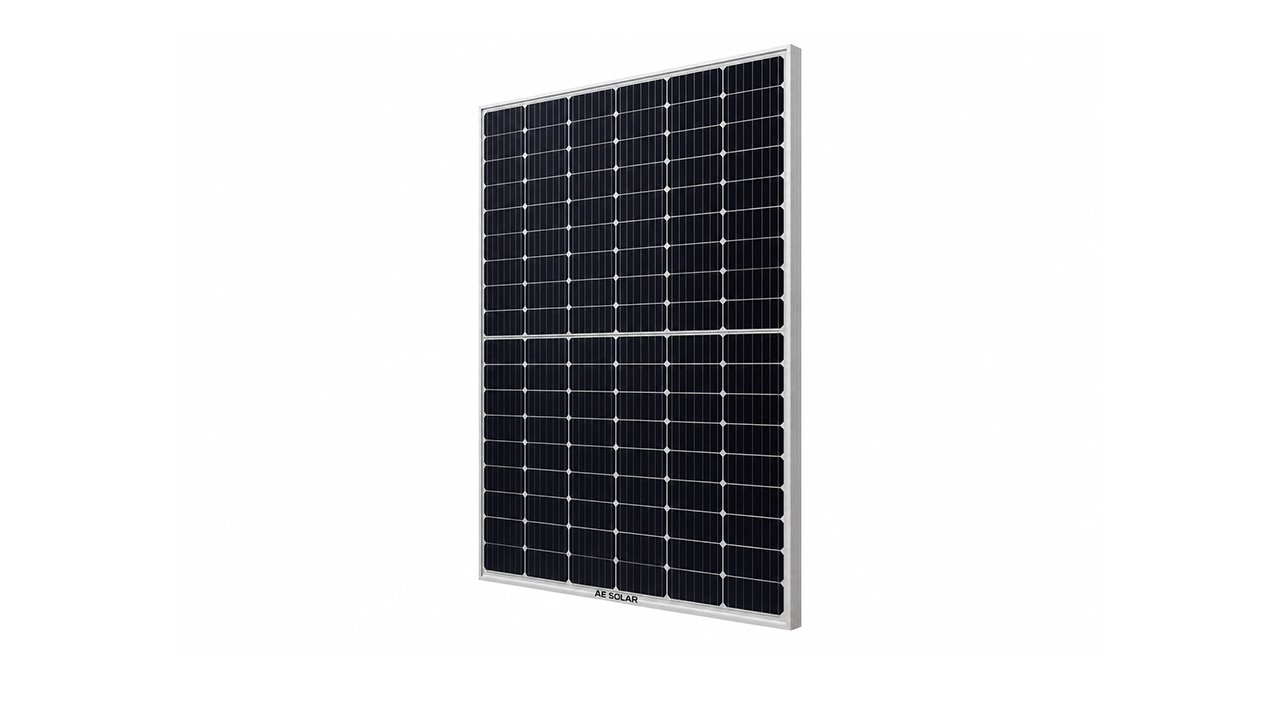 پنل خورشیدی ای ای سولار AE Solar 550 وات مونوکریستال مدل AE550MD-144 روی پس زمینه سفید